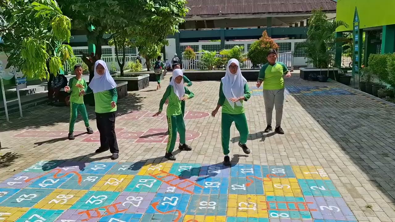 SENAM IRAMA WHAT MAKES YOU BEAUTIFUL, DJ WHO'S THAT GIRL, BEAUTIFUL - KELAS VI 