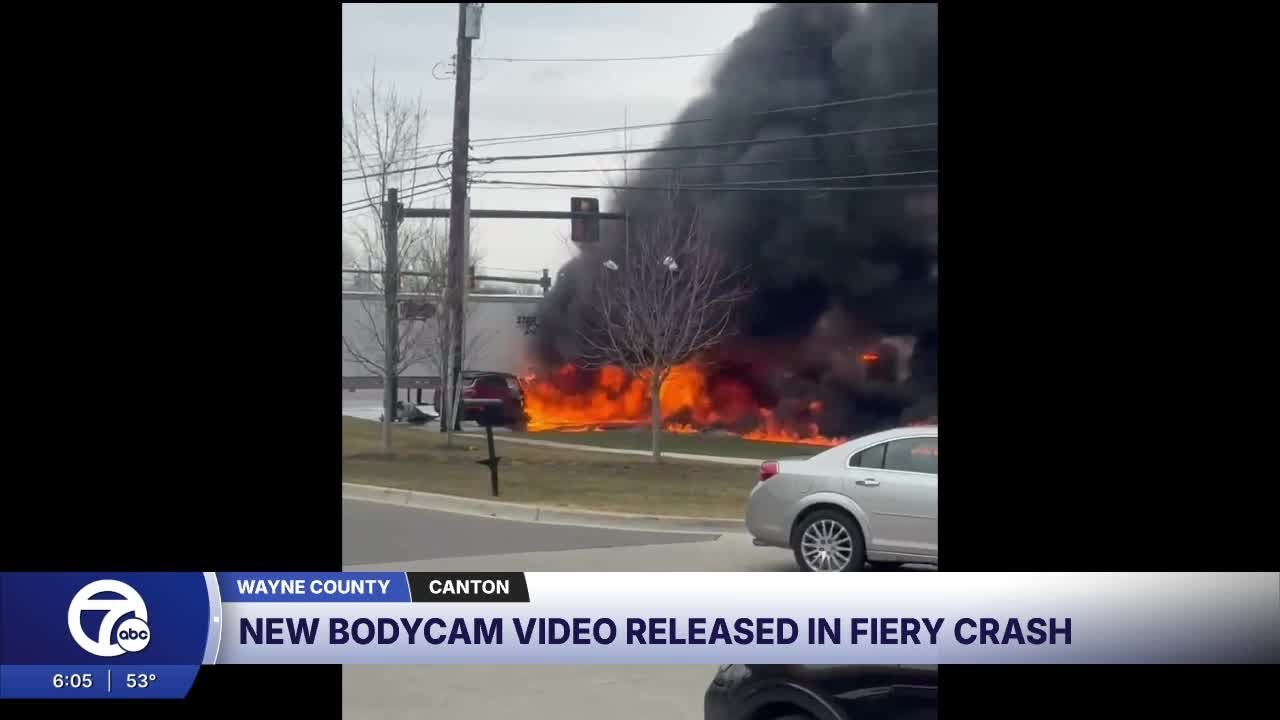 На видео с нательной камеры видно, как спасатели вытаскивают пострадавших из горящей машины, став...