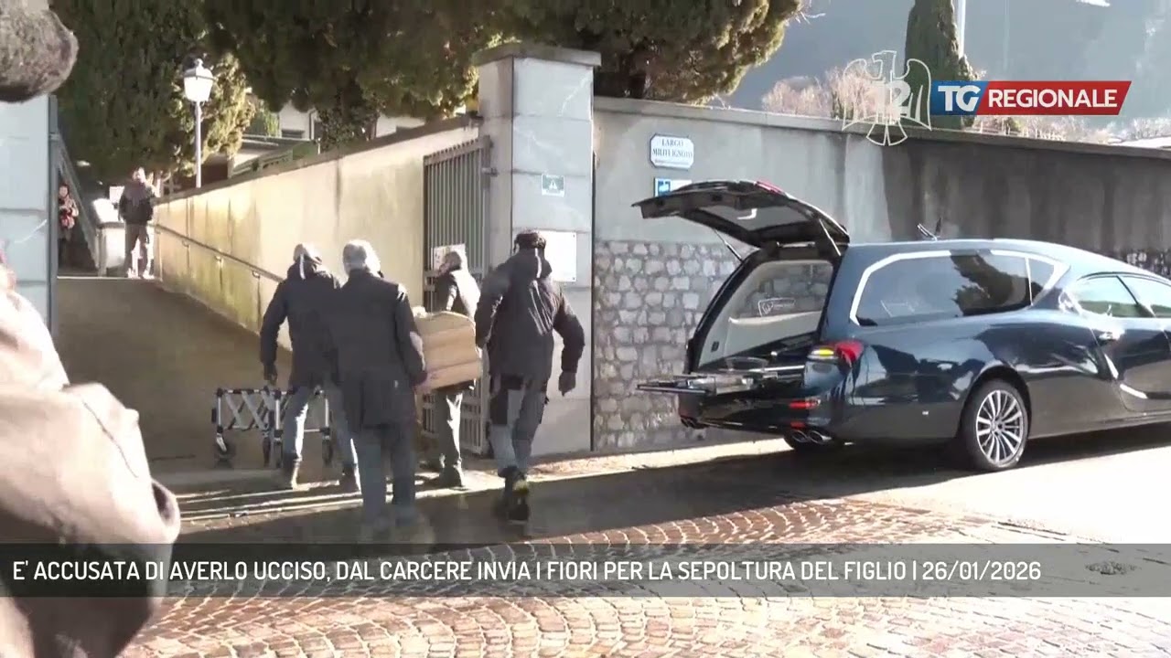 E' ACCUSATA DI AVERLO UCCISO, DAL CARCERE INVIA I FIORI PER LA SEPOLTURA DEL FIGLIO | 26/01/2026