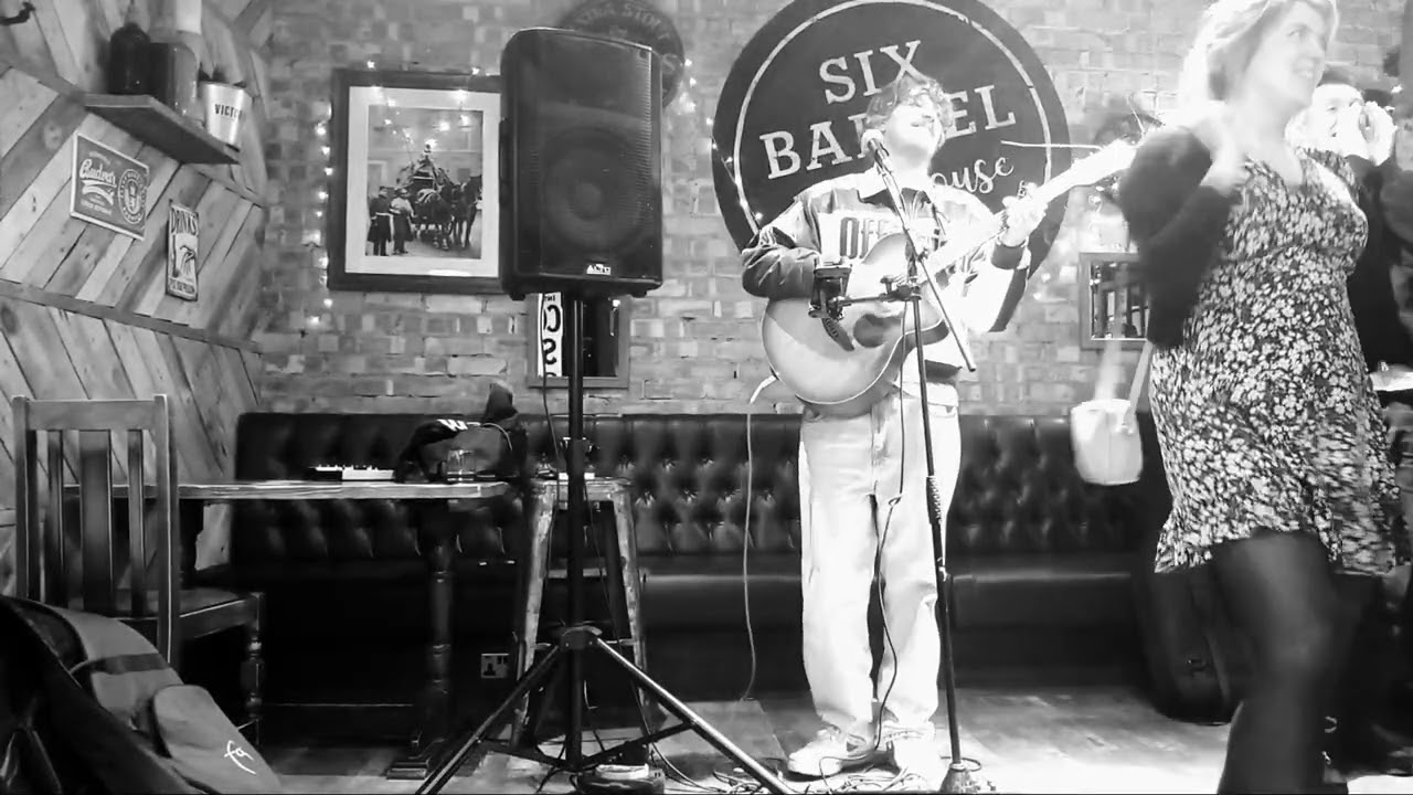 An AWESOME set from Jaque Seviour at his Open Mic Night at Six Barrels, Hockley, Part 2 😃❤️✊
