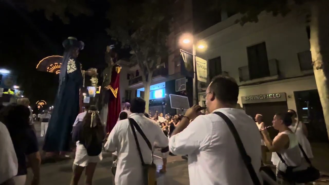 Inxa Brass Band interpretant &ldquo;supercalifragilisticoespialidoso&rdquo; pels Gegants grossos de Vilanova 