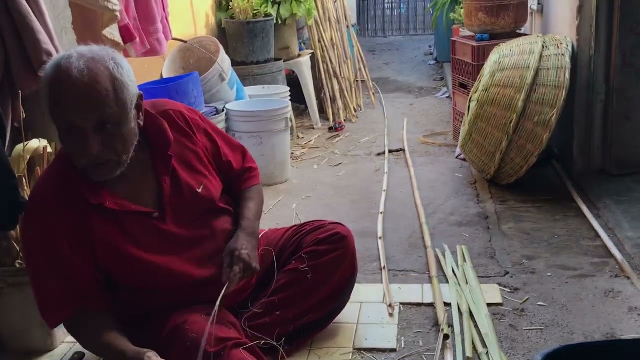En Sabinas Hidalgo se hacen sombreros de carrizo ( Don Hilario)