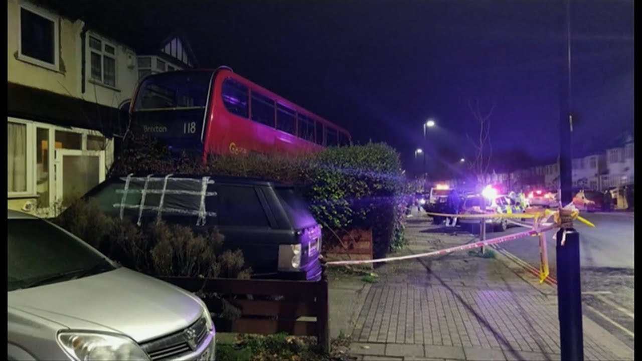 Bus crashes into vehicles and house (UK) - BBC & London News - 27th December 2018