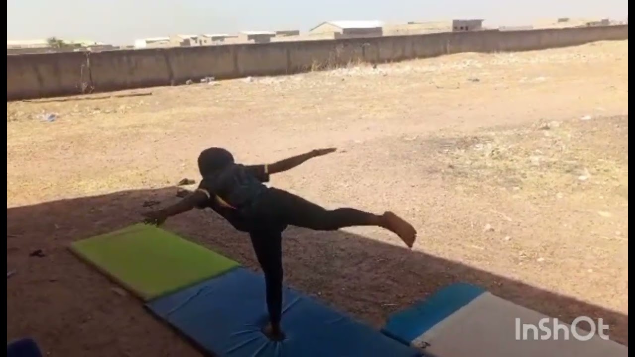 Les candidats de la classe de cinquième B se préparent pour la compétition interclasse gymnastique 