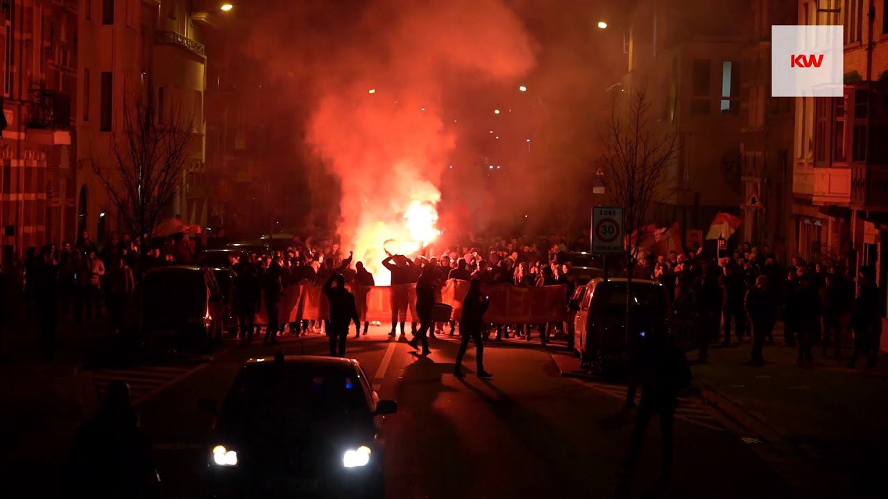 Supporters KV Kortrijk warmden op met een Colonne door de stad