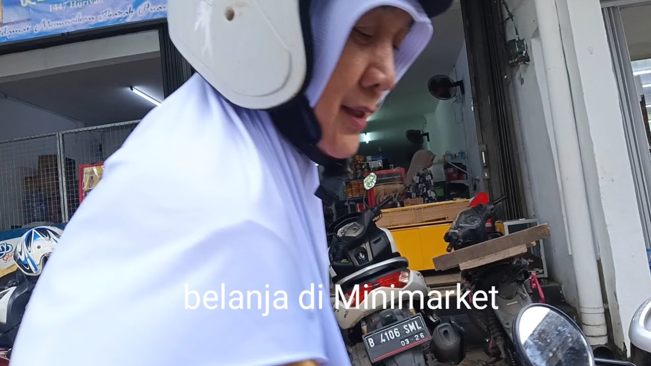 Belanja sembako di minimarket 
