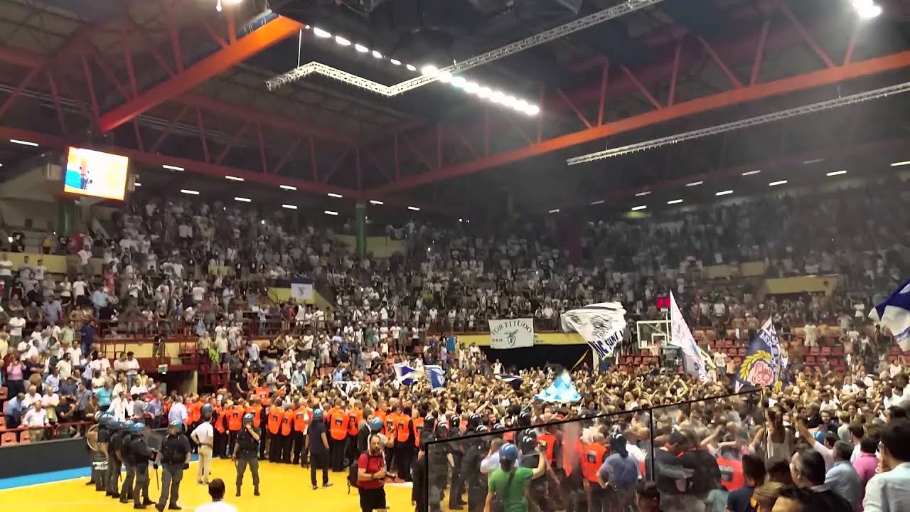 La Fortitudo Bologna torna in A2: invasione tifosi