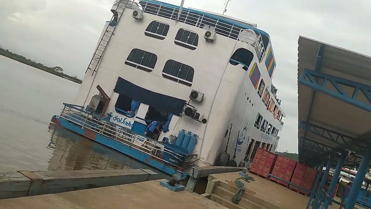 Ferry Boat golfinho do norte recebendo muita carga em Monte Alegre no Pará rumo a Manaus AM.