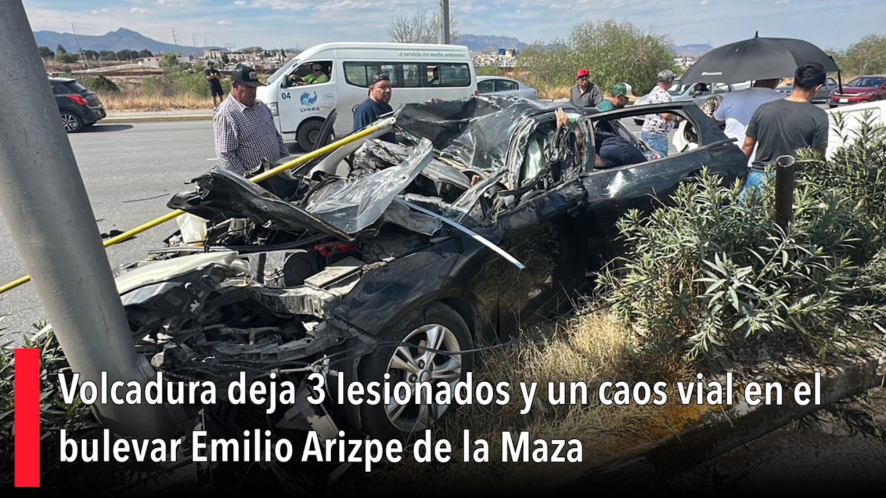 Volcadura deja 3 lesionados y un caos vial en el bulevar Emilio Arizpe de la Maza