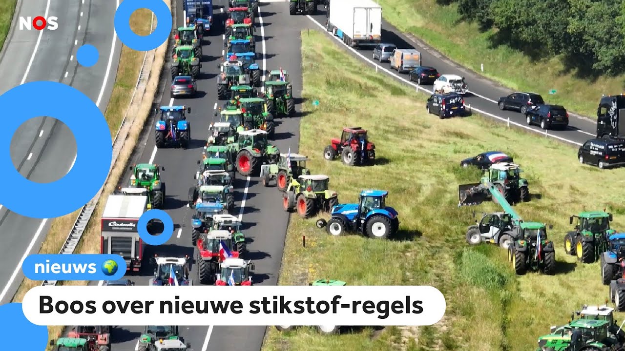Boeren protesteren met trekkers op de weg