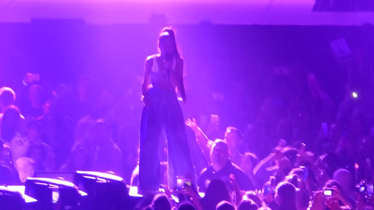 Ariana Grande - Sometimes - United Center, Chicago IL 3/14/17
