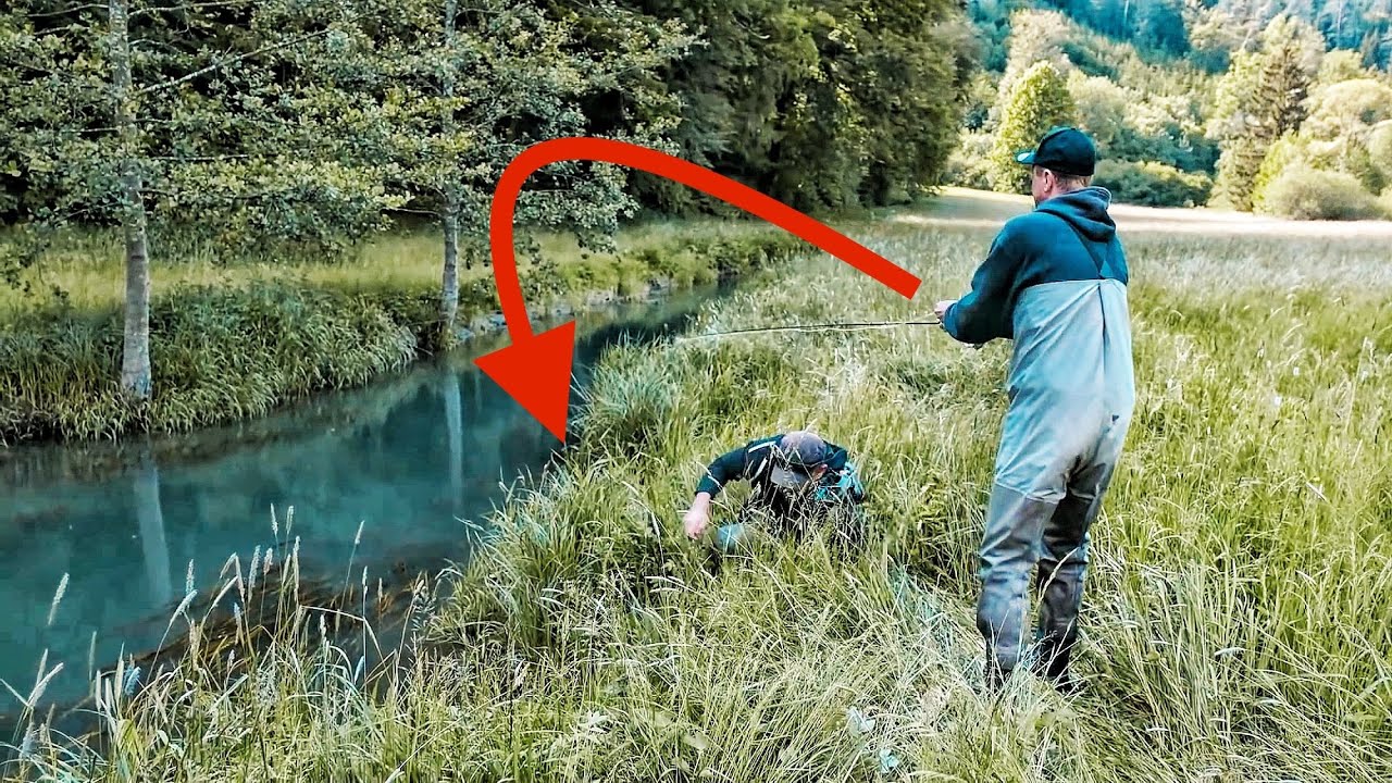Gro&szlig;er Fisch steht direkt vor den F&uuml;&szlig;en und bei&szlig;t an, dann passiert das...