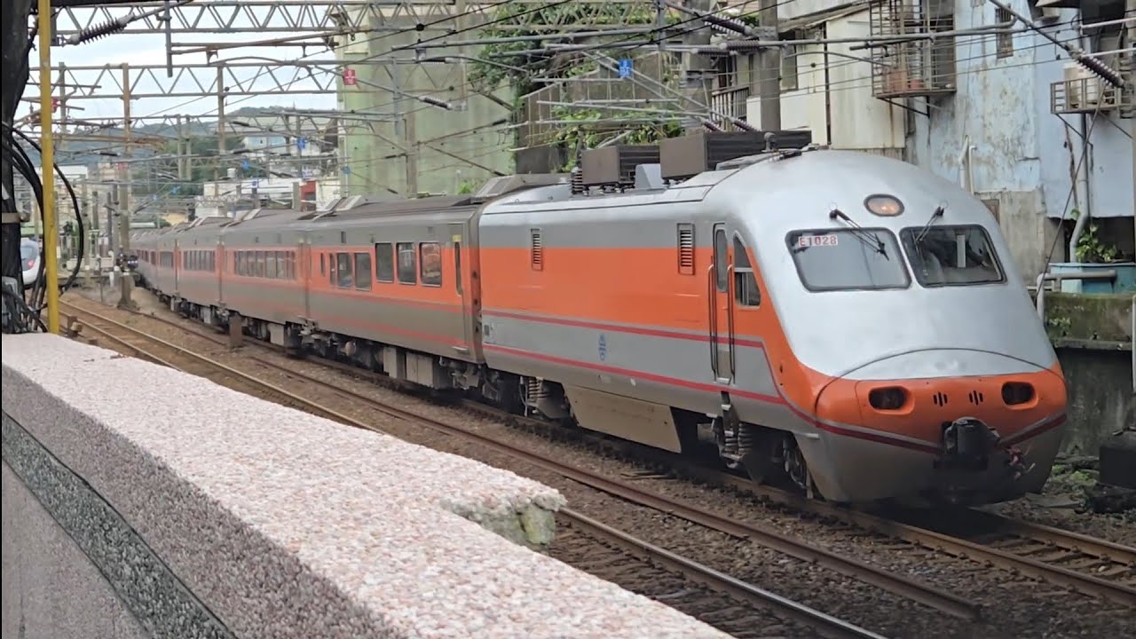 207次壽豐發車開往樹林的EMU3000型十二輛編組EMU3014皮蛋豆腐騰雲號紅色帶新城際自強號列車，和212次樹林發車開往花蓮的PPE1013電頭+十二節PP車廂+PPE1028電頭PP自強號