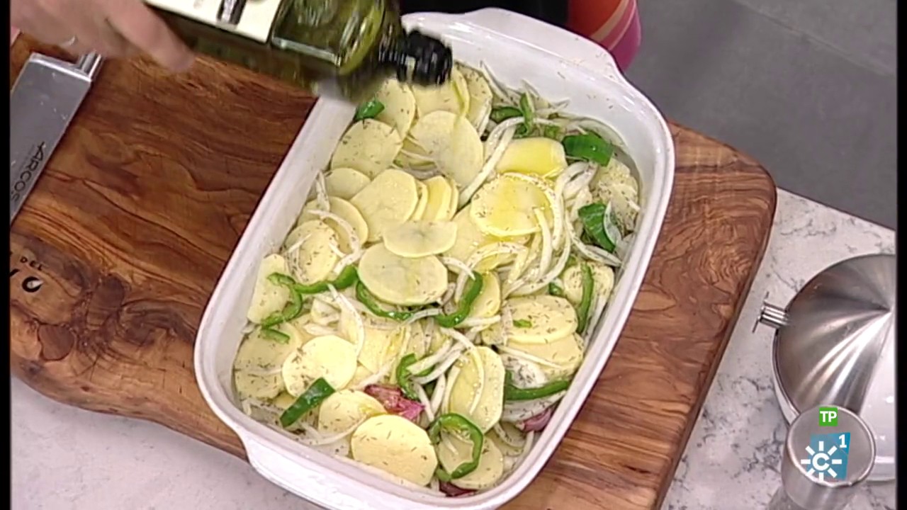 Cómetelo | Atún encebollado con patatas panaderas