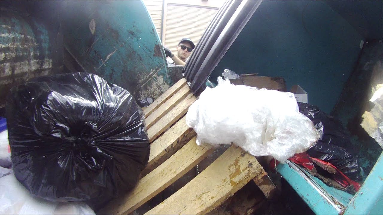 Mack LE Packing Trash (Dumpsters + Squeeze Lifter)