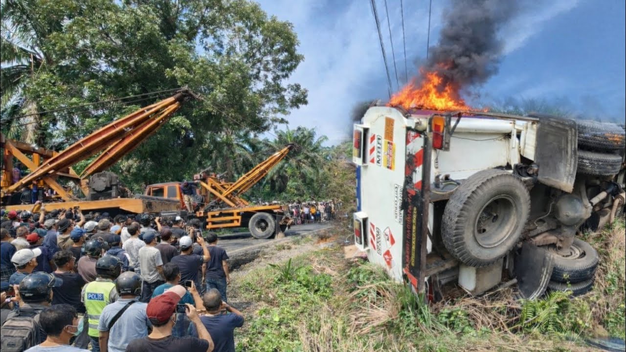 Bahaya Terbakar‼️Penyelamatan Truck Tangki Bahan Bakar Minyak Terbalik