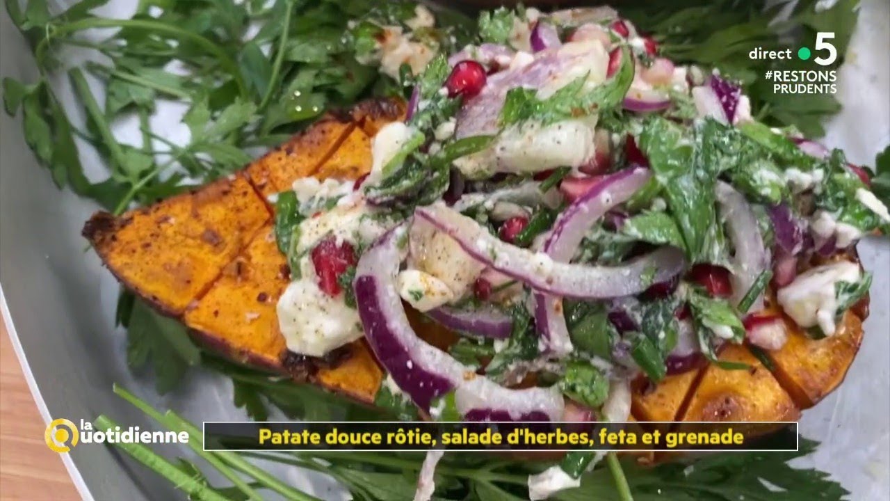Recette : Patate douce rôtie, salade d’herbes feta et grenade - La Quotidienne