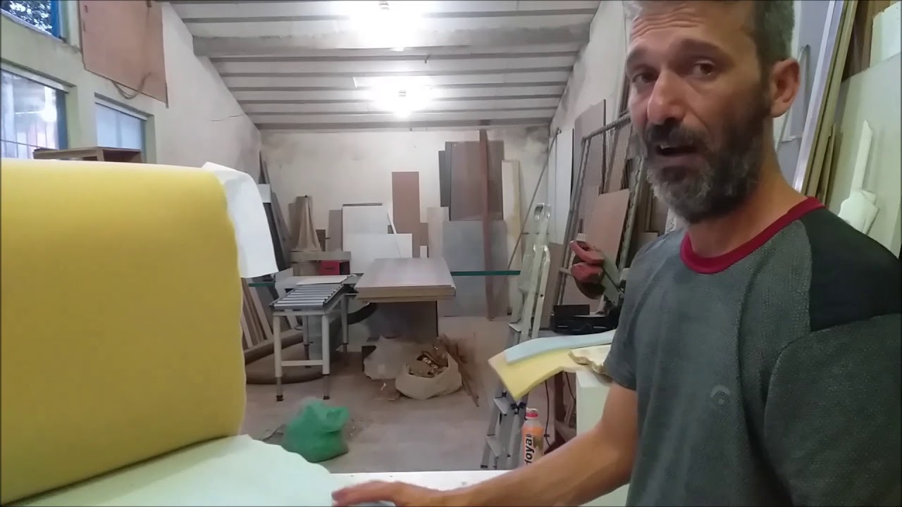 CURSO DE ESTOFADOR (AULA 6) PARTE - 3 REFORMANDO POLTRONA TROCANDO ESPUMA E PERCINTA