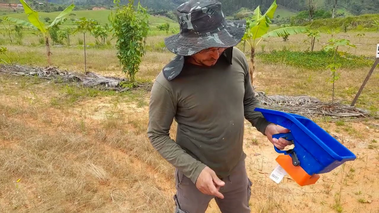 Distribuidor manual para sementes de adubação verde.