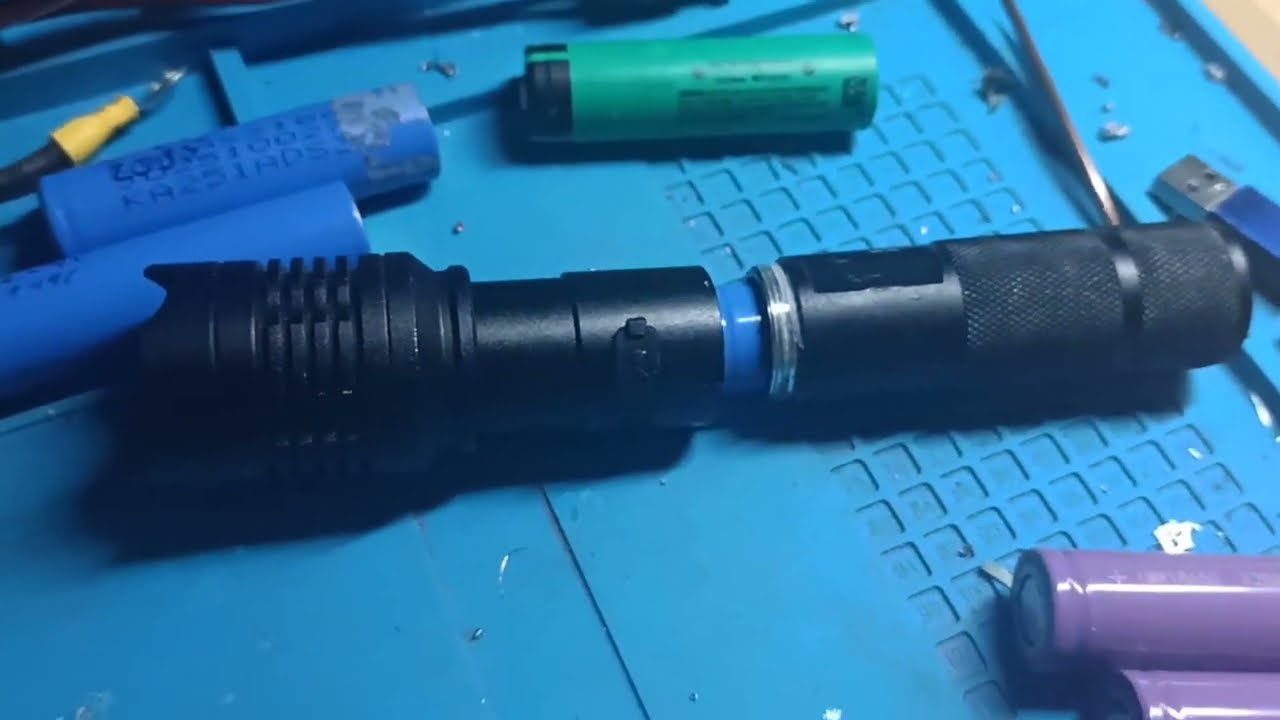 Akku einer USB Taschenlampe wechseln