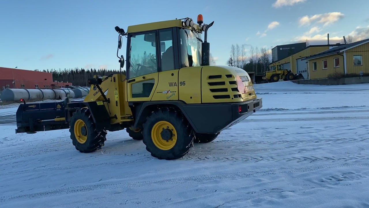 Köp Hjullastare Komatsu WA95 med redskap på Klaravik