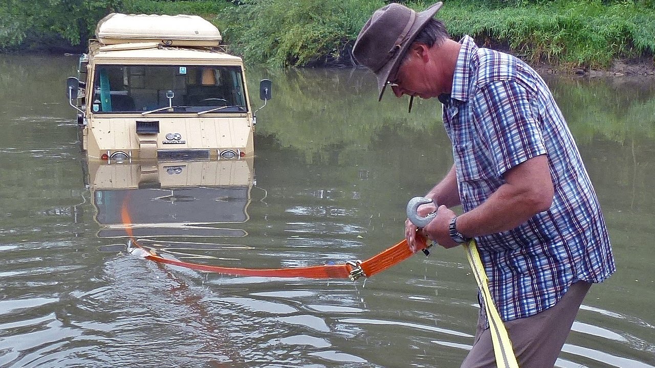 Per Auto durchs Wasser - ein Pinzgauer versinkt im Fluss