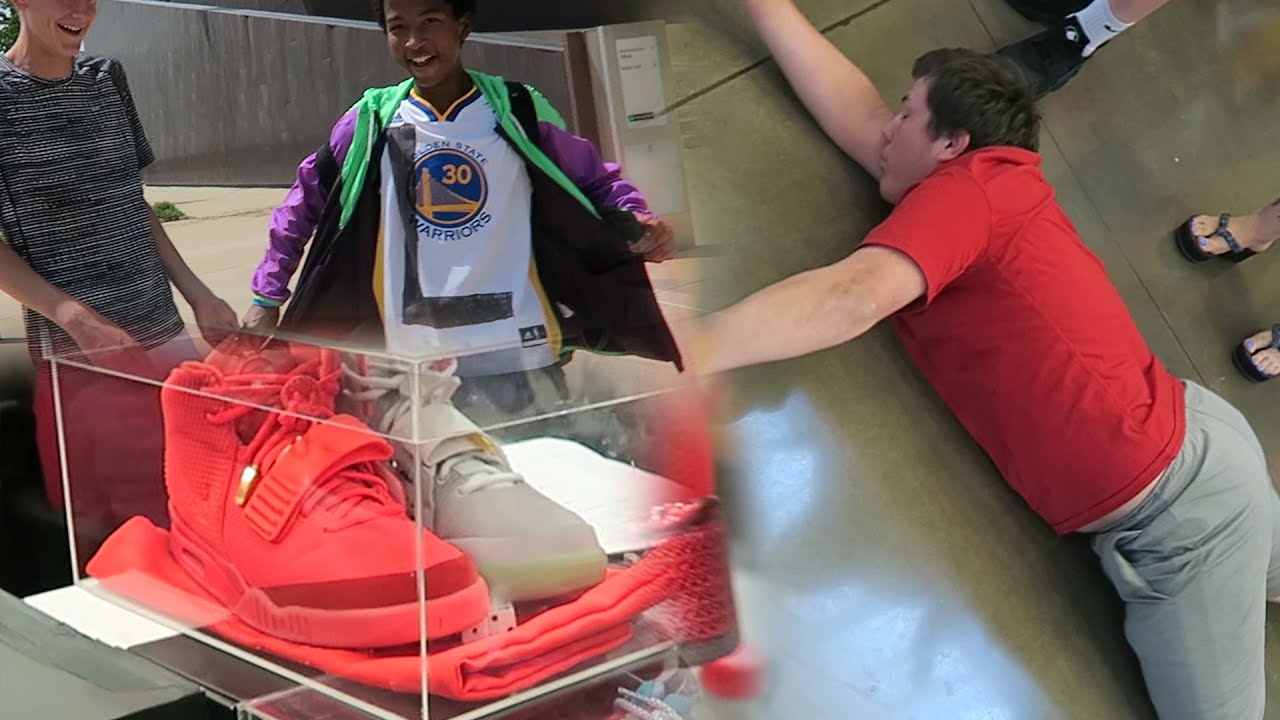FAN FALLS ON FLOOR AND HAS A SEIZURE! Making Hypebeast Mad At SneakerCon! Shoe Vlog Ep.34