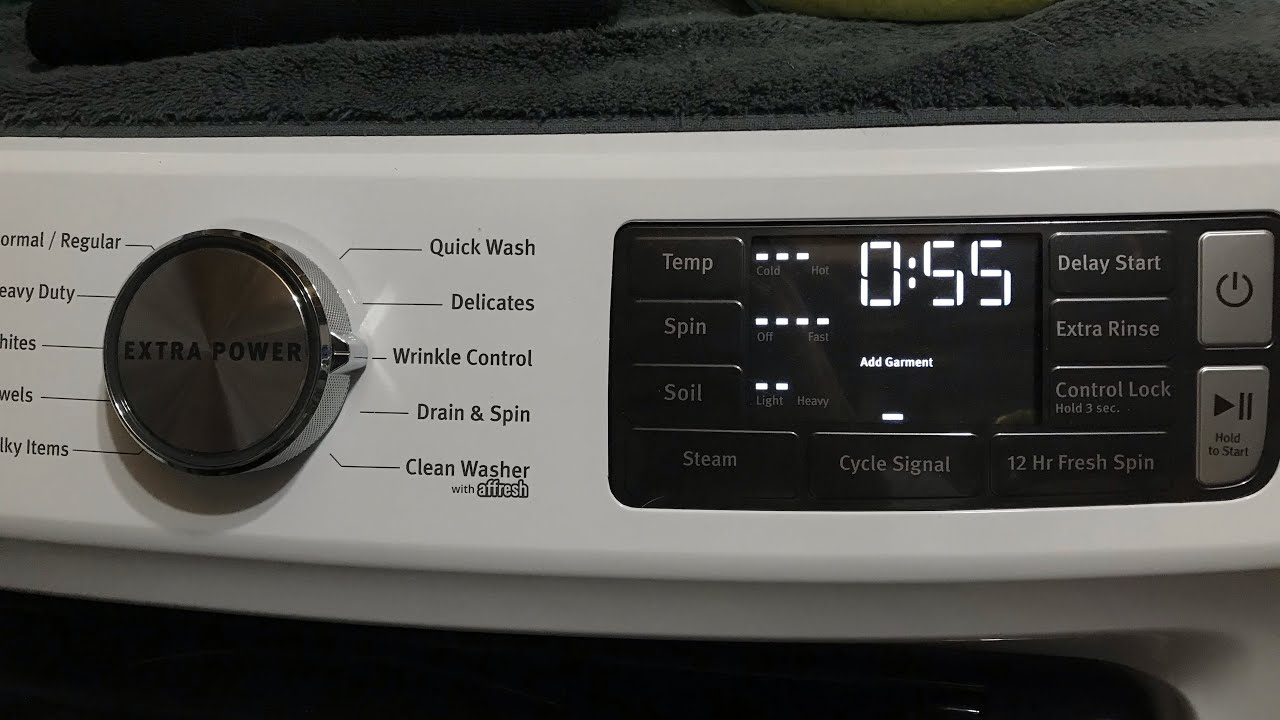 Цикл борьбы со складками в стиральной машине и сушилке Maytag (смятое белое одеяло)