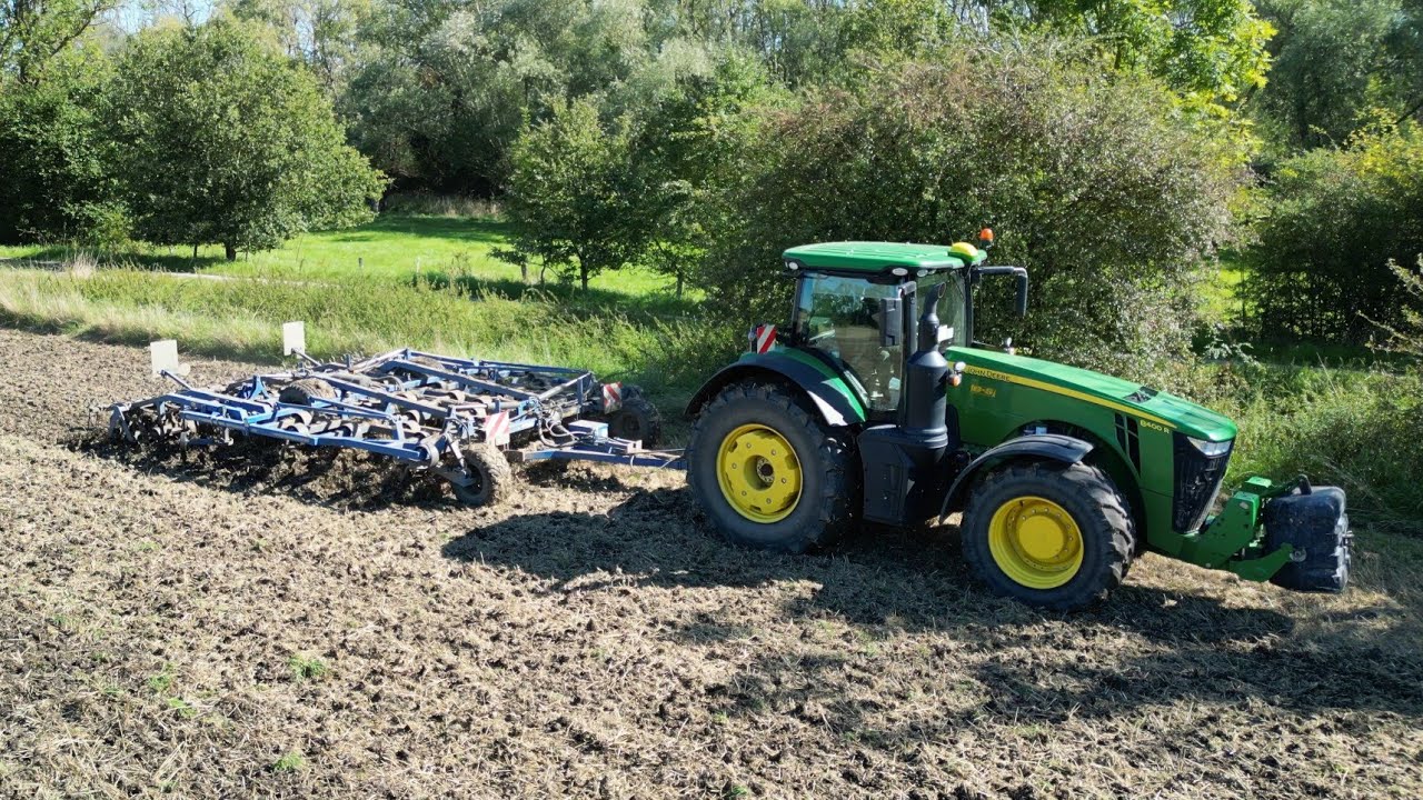 JOHN DEERE 8400R mit KÖCKERLING VARIO Grubber / 4K