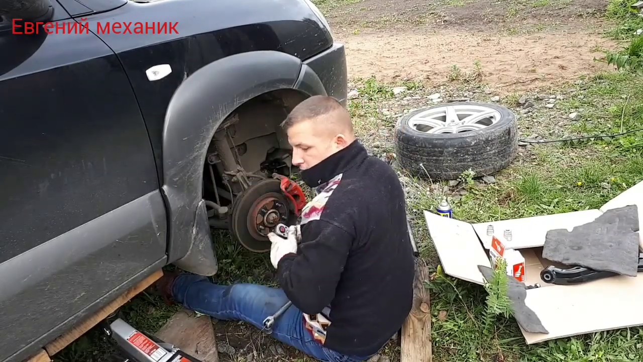 Как поменять передний правый рычаг с шаровой опорой на Хендай Туксон!