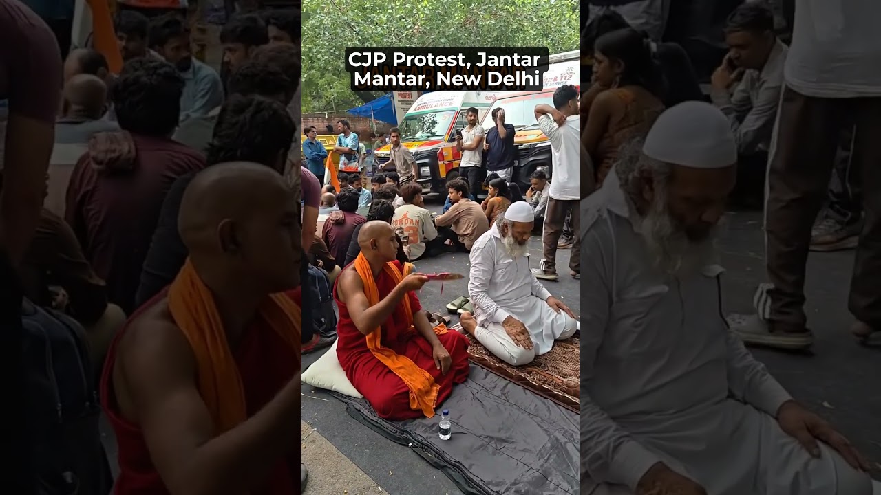 Hindu Priest Fans Muslim During Namaz at CJP Protest?