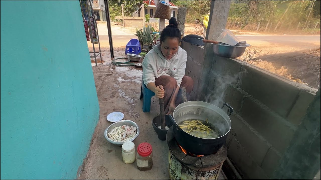 ทำแกงหน่อไม้ใส่ตีนไก่ทำครั้งแรกให้น้องน้องที่มามาช่วยงานในร้านได้กิน มีแต่คนบอกว่าอร่อย
