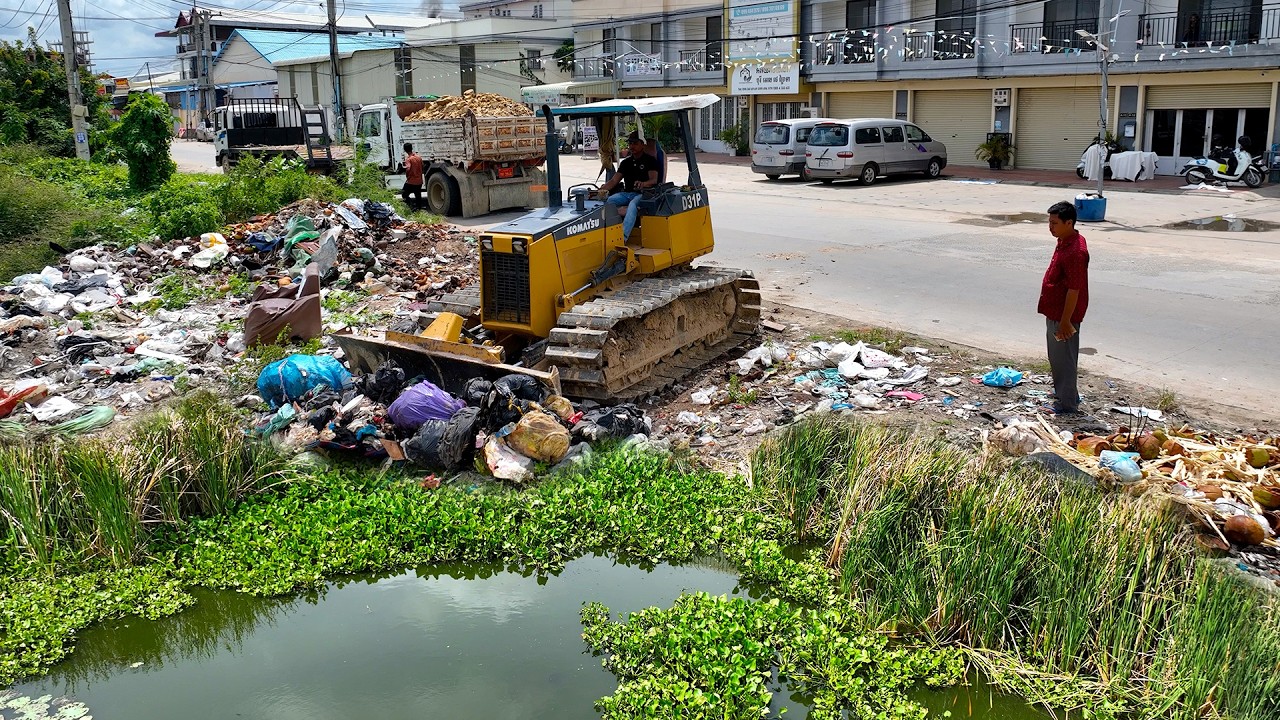Opening a Wonderful Project! Landfill on Flooded Garbage Pond Using Skill Dozer D31P with 5Ton Truck