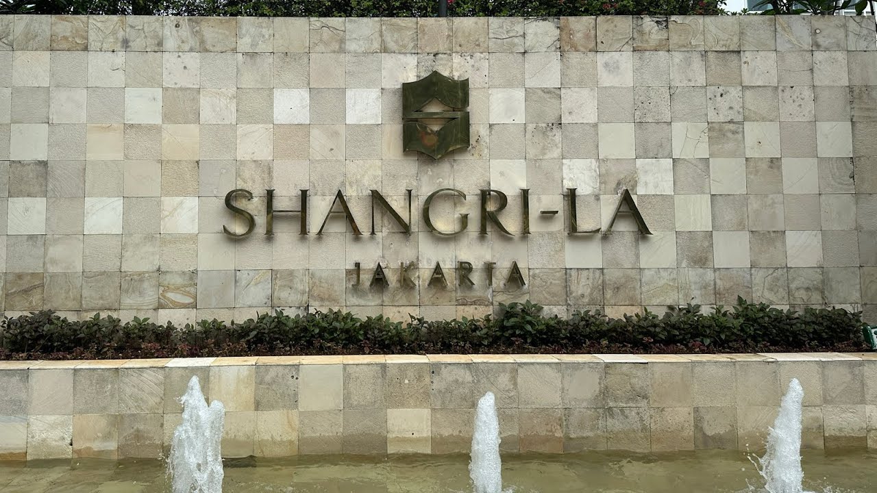 ShangriLa Jakarta Hotel; Executive Suite room with Horizon Club Lounge Access