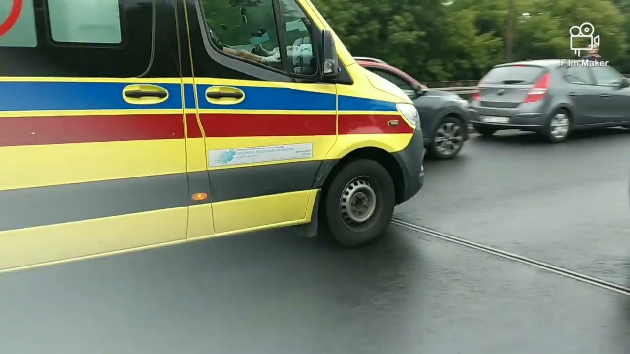 Alarmowo Pogotowie ratunkowe do wypadku i do szpitala Czeska Policja