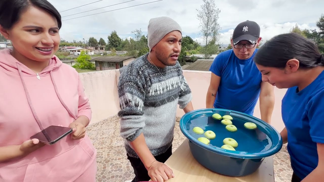 Reto Con la boca: saca la manzana del agua