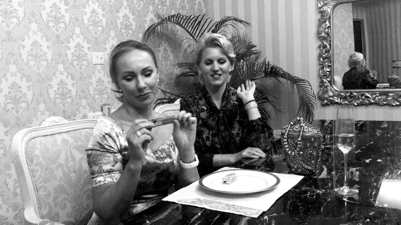 Former Miss Lithuania Reda Karosiene & former Miss Romania Anca Verma savouring Olialia Cheesecake