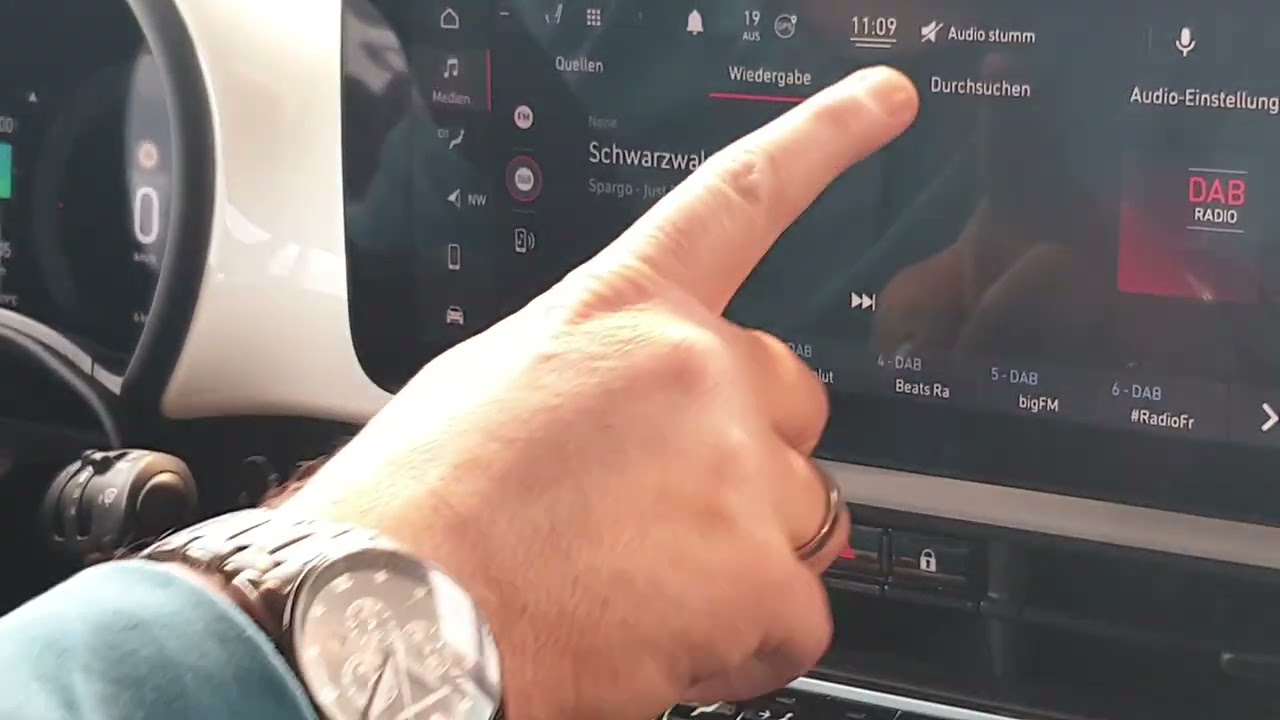 Fiat 500e & Konnektivität - Autohaus Pietsch Verkaufsleiter Sebastian Koch erklärt das UConnect™ 5
