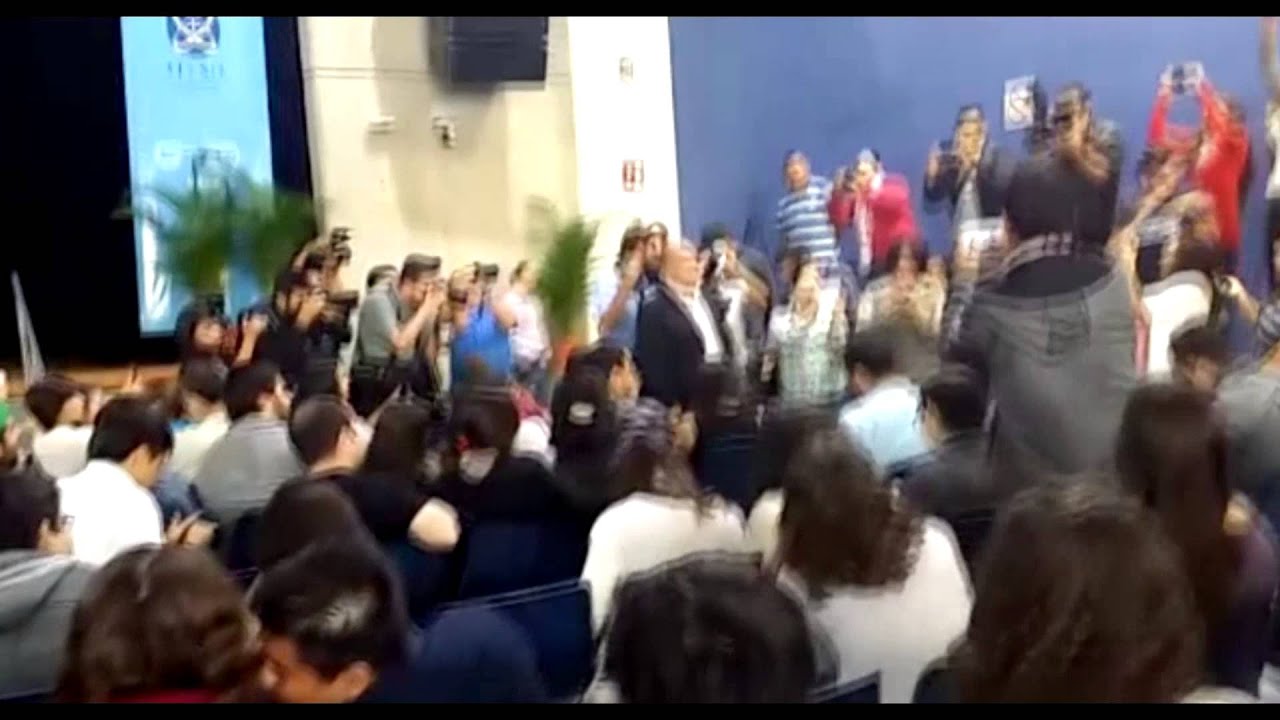 Estudiante increpa a Enrique Alfaro durante un foro en ITESO