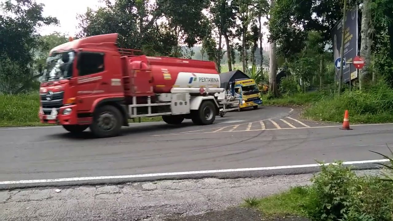 Truck tepung vs truck cabai bersaing ngeblong ditikungan tajam lahor karangkates 