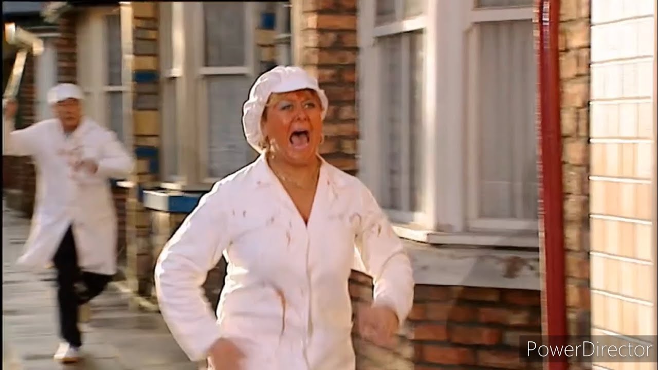 Classic Coronation Street - Cilla Brown vs. Rocky; Ketchup Fight and Chase (11/05/05* Original Date)