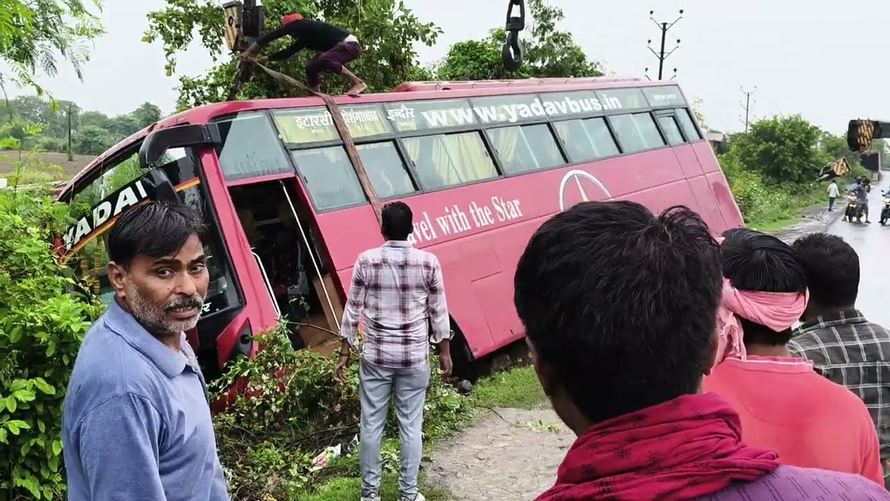 नसरुल्लागंज के पास कार बचाने के चक्कर में यादव बस हुई सड़क से नीचे उतर गई#bherunda#rehti#narmdapuram
