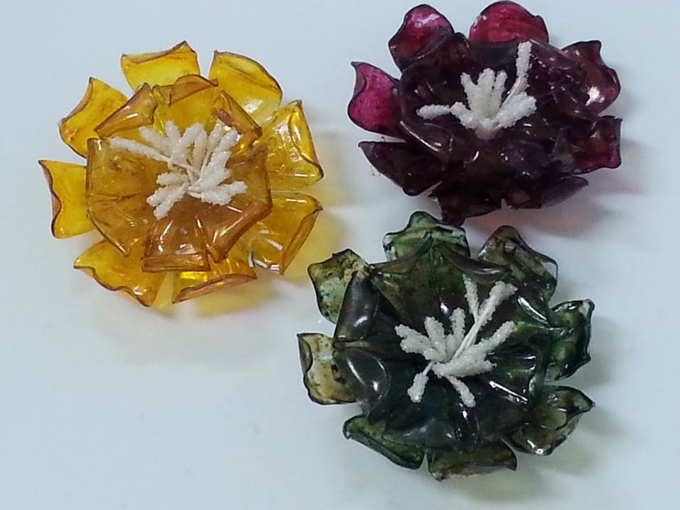 DIY:How To:Tutorial:Water bottle  faux glass flowers look: Plastic Bottle Flowers by SaCrafters