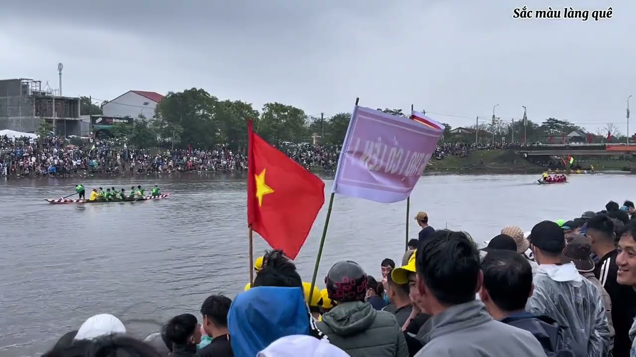 Cuộc đua ghe trên sông quê sôi động,đông vui các thuyền viên tranh giải cự gắt khán giả cỗ vũ reo hò