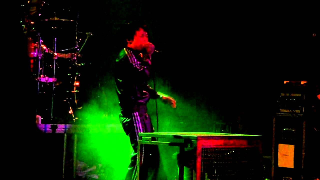 Dir en Grey Live in Budapest 2011 (Kyo falls on stage XD) HQ