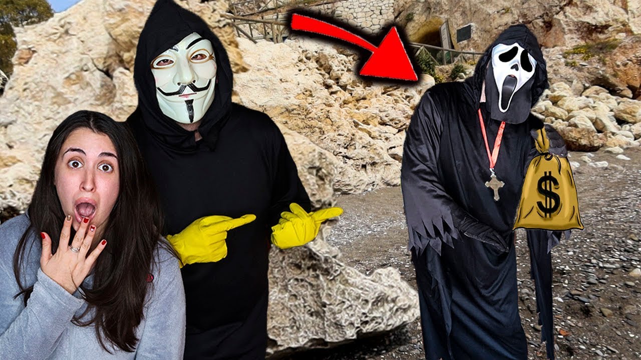 MIRA LO QUE ESCONDE EL ENMASCARADO *No sabe que lo hemos visto*