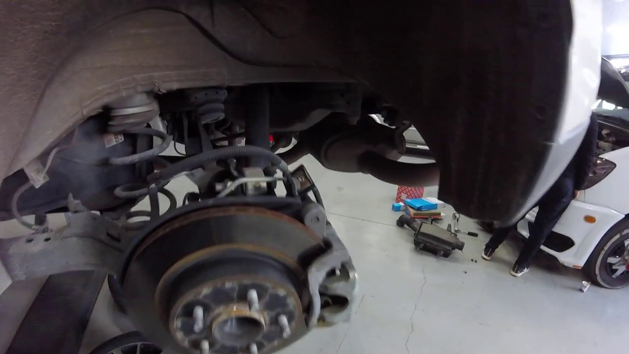 ELEKTRONİK EL FRENLİ ARKA BALATA DEĞİŞİMİ, BİLGİSAYARSIZ!!! Nissan Qashqai Заменена Колодки