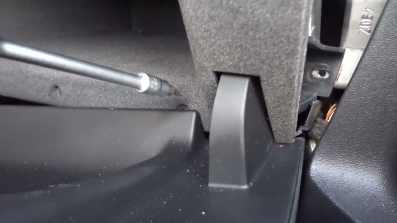 Citroen C5 X7 quitar guantera para quitar modulo KML bluetooth