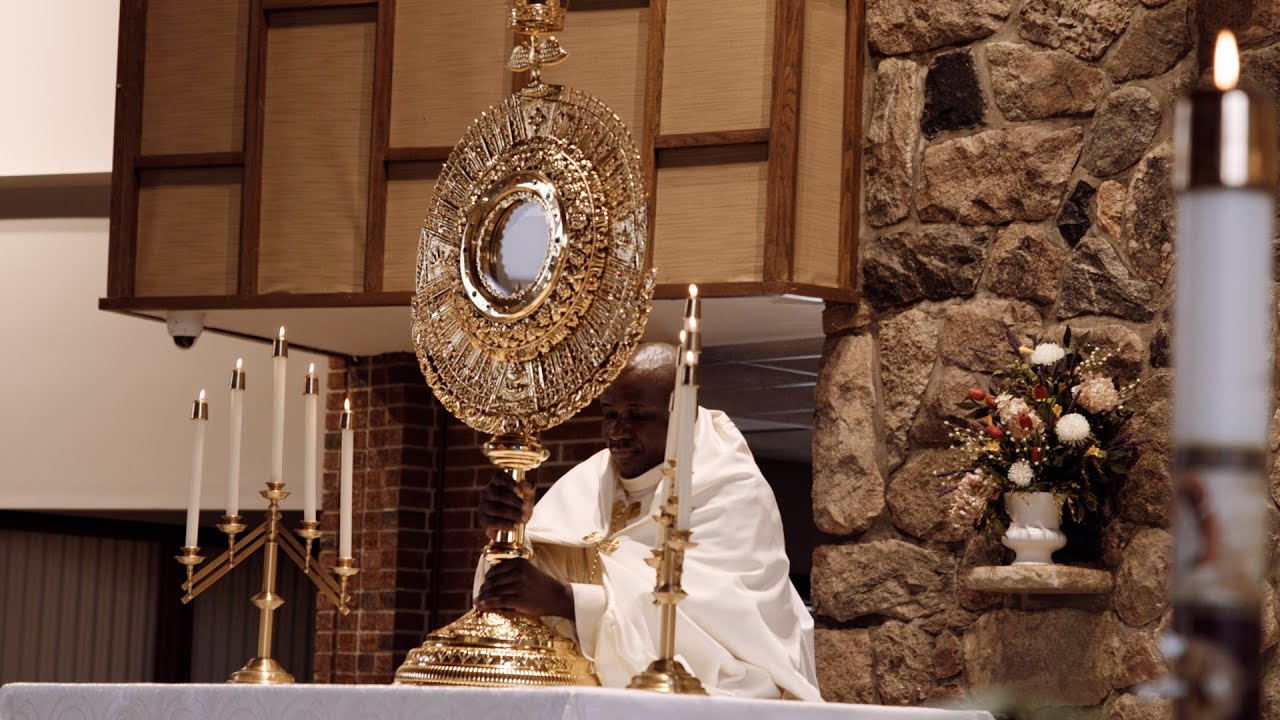 Larger than life: Parish hosts massive monstrance for Eucharistic adoration
