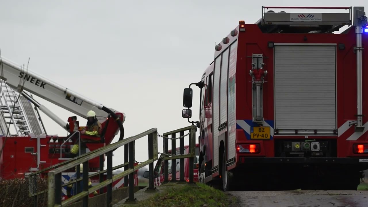 Uitslaande brand in dak van boerderij Boazum